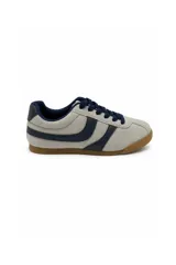 Zapatillas de gamuza sintética en color gris claro con detalles en azul marino y suela de goma marrón.