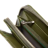 Billetera mediana de cuero vacuno color verde militar, con cierre perimetral y logo de la marca grabado en relieve en el frente.
