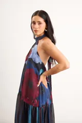 Vestido largo sin mangas, con escote halter y abertura en el pecho, corte holgado y diseño combinado de estampa abstracta floral en la parte superior y rayas verticales traslúcidas en la falda.