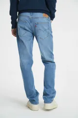 Jeans Levi's modelo 511 Slim Fit, de corte ajustado en el muslo y pierna recta. Confeccionados en denim azul con efecto lavado, cuentan con diseño clásico de cinco bolsillos, cierre de bragueta y tiro medio.