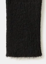 Cardigan negro de punto cruzado, con escote en V con volados y tiras largas para atar en el lateral.
