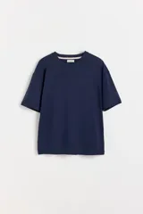 Remera de algodón de corte holgado y cuello redondo, con mangas cortas.