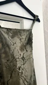 Vestido midi de tirantes finos con estampado abstracto en tonos marrones y verdes. Incluye un body debajo.