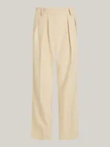 Pantalón de vestir color beige, de corte recto y tiro alto, con pinzas en la cintura y bolsillos laterales.