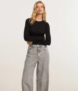 Pantalón wide leg de tiro alto en denim gris, con cierre de botón y cremallera, trabillas para cinturón y bolsillos delanteros y traseros.