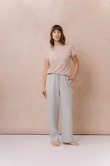 Pantalón gris melange de calce relajado y pierna amplia, con cintura elastizada y cordón regulable. Cuenta con bolsillos laterales y tejido de tacto suave.