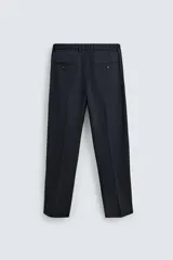 Pantalón de vestir regular fit color negro, confeccionado en tejido con mezcla de lana y elasticidad. Cuenta con cintura elástica, bolsillos frontales, bolsillos traseros de vivo con botón, y cierre frontal con cremallera y botón.