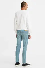 Jean Levi's modelo 512 Slim Taper, de corte ajustado y pierna cónica, en tono azul medio claro con efecto desgastado. Cuenta con cierre de botones y diseño clásico de cinco bolsillos.