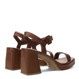 Sandalias de tacón ancho y plataforma delantera, color marrón, con tira ancha en el empeine y tira ajustable con hebilla en el tobillo.
