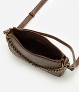 Cartera femenina modelo baguette Satinato confeccionada en PU marrón, de tamaño pequeño y estructura compacta con base levemente curvada. Cuenta con cierre superior, cadena frontal robusta en metal y asa transversal desmontable.