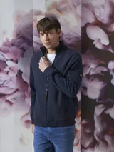 Campera tipo fleece de Benson & Thomas, con cierre frontal completo, cuello alto y textura acolchada en el panel frontal. Posee puños y ruedo acanalados.