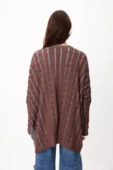 Sweater de tejido artesanal con diseño de rayas verticales en tonos camel y beige, corte holgado, cuello redondo y puños altos ajustados.