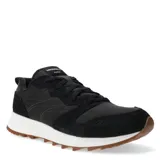 Championes urbanos Merrell modelo Alpine 83, color negro con detalles en blanco y suela de goma color caramelo. Presentan un diseño de caña baja con cierre de cordones y combinación de materiales en la capellada.