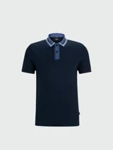 Remera polo blanca de corte slim fit, confeccionada en algodón. Presenta cuello clásico con rayas color crema y naranja, y cierre de dos botones. Marca BOSS, modelo PHILLIPSON.