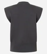 Chaleco de punto negro con cuello redondo, hombreras estructuradas y diseño sin mangas. Confeccionado en tejido de punto con acabado acanalado en el ruedo.