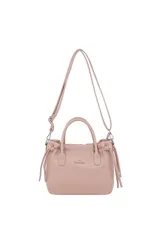 Cartera tipo tote de cuero sintético negro con detalles fruncidos en la parte superior, asas de mano y correa larga ajustable y desmontable. Incluye cordones colgantes a los laterales.