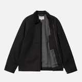 Chaqueta Carhartt modelo Detroit, color tostado, con cuello de pana en contraste, cierre frontal con cremallera, bolsillo en el pecho con cremallera y logo de la marca bordado.