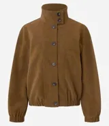 Campera de poliuretano texturizado color marrón, con cuello alto, cierre frontal con botones, mangas largas con puños elásticos y ruedo con elástico.