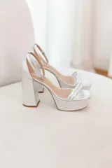 Sandalias de fiesta color rosa pastel, con plataforma y tacón cuadrado.