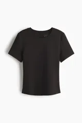 Remera deportiva de corte ajustado con cuello redondo y mangas cortas, confeccionada en tejido funcional con tecnología SoftMove y DryMove para mayor suavidad y absorción de sudor.