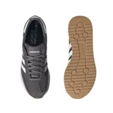 Championes Adidas Run 70S 2.0, color gris con detalles en blanco y suela color caramelo.