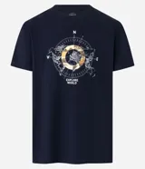 Remera negra de algodón con cuello redondo y manga corta. Estampa frontal con diseño de brújula y mapa del mundo en tonos dorados y blancos.
