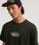 Remera de manga corta color verde oscuro, con cuello redondo y estampado central con el logo de 'Northpeak' en blanco.