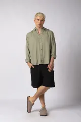 Camisa de manga larga con cuello clásico y cierre frontal de botones. Presenta un calce relajado y una textura liviana.