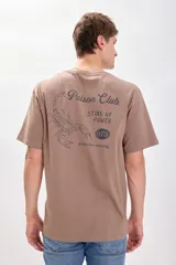Camiseta manga corta oversize color visón con estampa de escorpión y texto "Poison Club Sting of Power 073 for the true ones only" en la espalda.