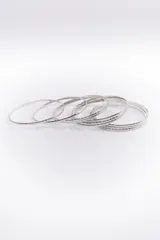 Set de pulseras doradas tipo brazalete.