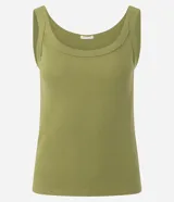 Musculosa de rib en color verde militar, con escote en U y diseño ajustado.