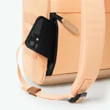 Mochila Cabaia de la colección Adventurer, color beige con detalles dorados. Cuenta con compartimento acolchado para tablet o PC de 13 pulgadas, es vegana e impermeable. Incluye dos bolsillos intercambiables.