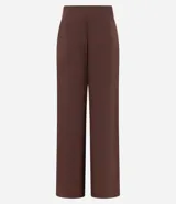 Pantalón de sastrería modelo pantalona, de corte amplio y tiro alto con cintura lisa y pliegues frontales.