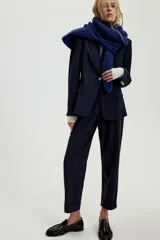Pantalón de tiro alto con pinzas frontales, diseño de raya diplomática, bolsillos laterales y bajo con vuelta.