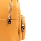 Mochila color suela de símil cuero con diseño repujado con el logo de la marca. Tiene un compartimento principal con cierre, un bolsillo interno con cierre y dos abiertos, un bolsillo externo con cierre, correa regulable y herrajes plateados. El interior es de tela de algodón y poliéster.