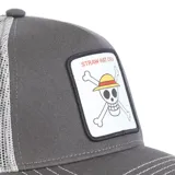 Gorro Capslab gris con visera curva y paneles de malla en la parte trasera. Presenta un parche frontal con el logo de la tripulación de sombrero de paja de One Piece.