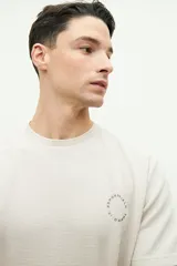 Remera de manga corta color gris oscuro, con textura de punto waffle y logo circular estampado en el pecho.