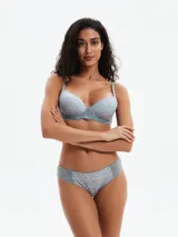 Conjunto de bikini color celeste con estampado animal print tipo cebra, compuesto por un corpiño con tirantes regulables y una bombacha con detalles de encaje en los laterales.