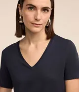 Blusa básica de manga corta y escote en V, color verde lima pálido.