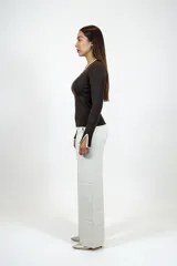 Pantalón tipo palazzo de corte recto y tiro alto, en color beige, confeccionado en tejido ligero y fluido.