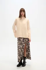 Sweater de viscosa color rojo, con cuello polera, corte holgado y pespuntes decorativos.