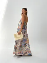 Vestido largo de algodón con estampado multicolor, corte cuadrado y elástico en la espalda. Incluye un aplique de flor desmontable.