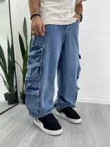 Pantalón de jean celeste de corte ancho con múltiples bolsillos tipo cargo y cintura con presillas.