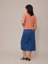 Remera color salmón de corte recto y mangas cortas.