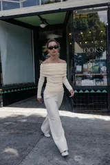 Top de punto de manga larga con escote recto tipo palabra de honor y diseño con vuelta en la parte superior que deja los hombros al descubierto.