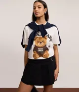 Short pollera negro, confeccionado en bengalina, con hebilla lateral y pliegues.