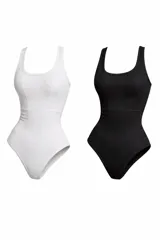 Body de tela acanalada color bordó, con escote redondeado, breteles anchos y costuras estratégicas que definen la silueta. Presenta un diseño cavado en la parte inferior.
