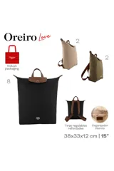 Mochila de diseño minimalista en color negro, con solapa superior y asas en color marrón. Presenta un aplique metálico con forma de labios en la parte inferior frontal.