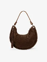 Bolso de mano tipo sobre confeccionado en gamuza color marrón, con diseño de bordes trenzados y detalle de flecos largos laterales. Incluye herrajes metálicos plateados y correa desmontable.