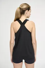 Musculosa deportiva negra de corte suelto, con cuello redondo y sisas amplias.